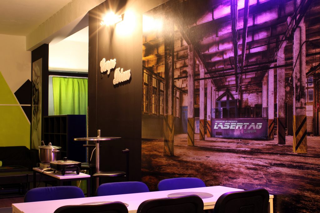 Exklusive Lasertag Arena Lübeck – private Gruppe beim Spielen